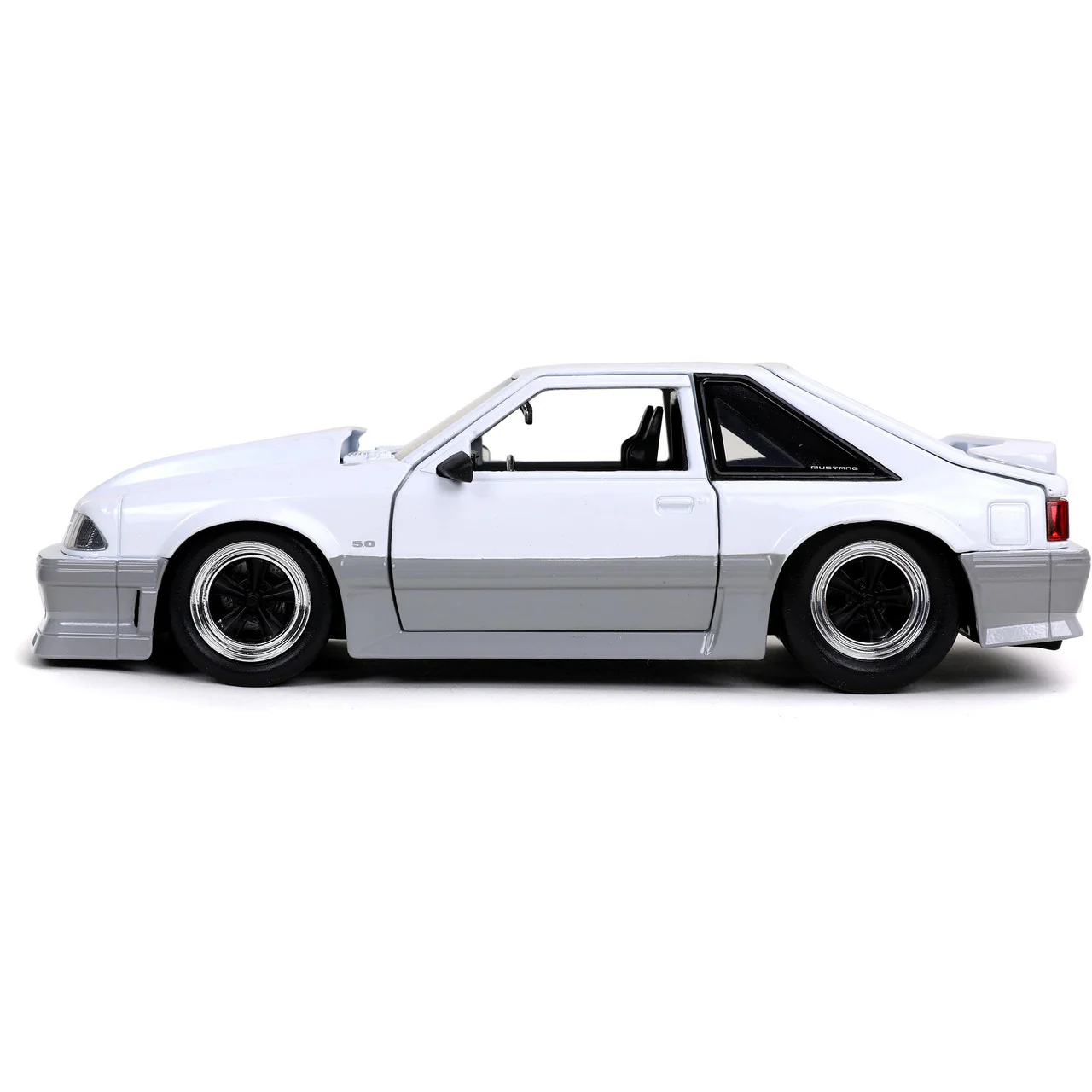 Bigtime Muscle 1989 Ford Mustang GT 5.0 1:24 Scale Diecast Model White/Gray by Jada 32668 - Image 2