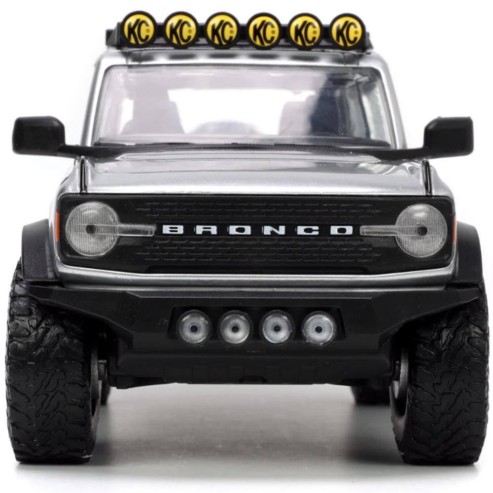 Just Trucks 2021 Ford Bronco w/ Extra Wheels 1:24 Scale Diecast Model KC HiLites Metallic Silver by Jada 33852 - Image 5