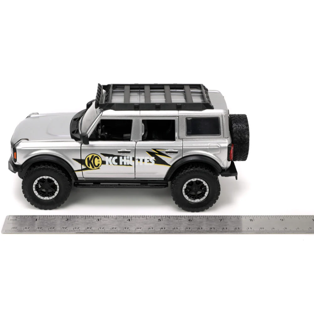 Just Trucks 2021 Ford Bronco w/ Extra Wheels 1:24 Scale Diecast Model KC HiLites Metallic Silver by Jada 33852 - Image 9